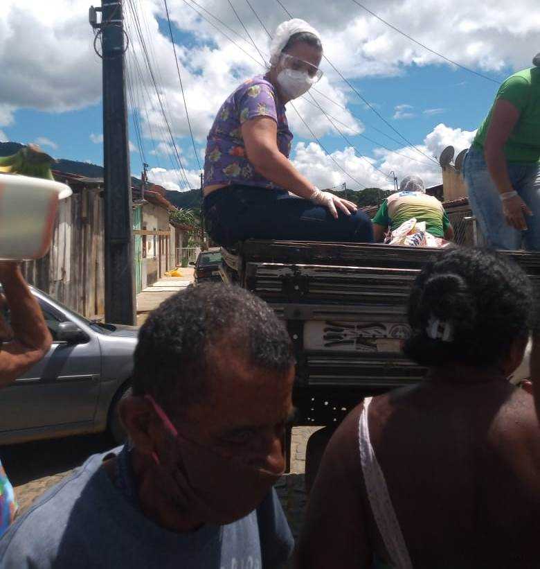 Camacã: Secretaria de Assistência Social vai a Jacareci e distribui alimentos e máscaras